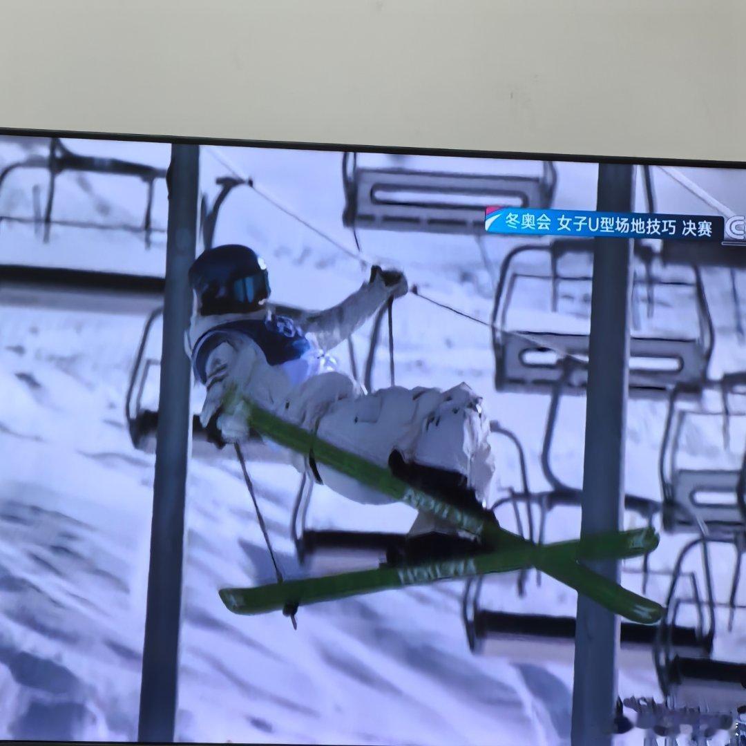 谷爱凌第二滑94.00分女子u型场地决赛 谷爱凌太帅了，第三跳再度提高分数，静静