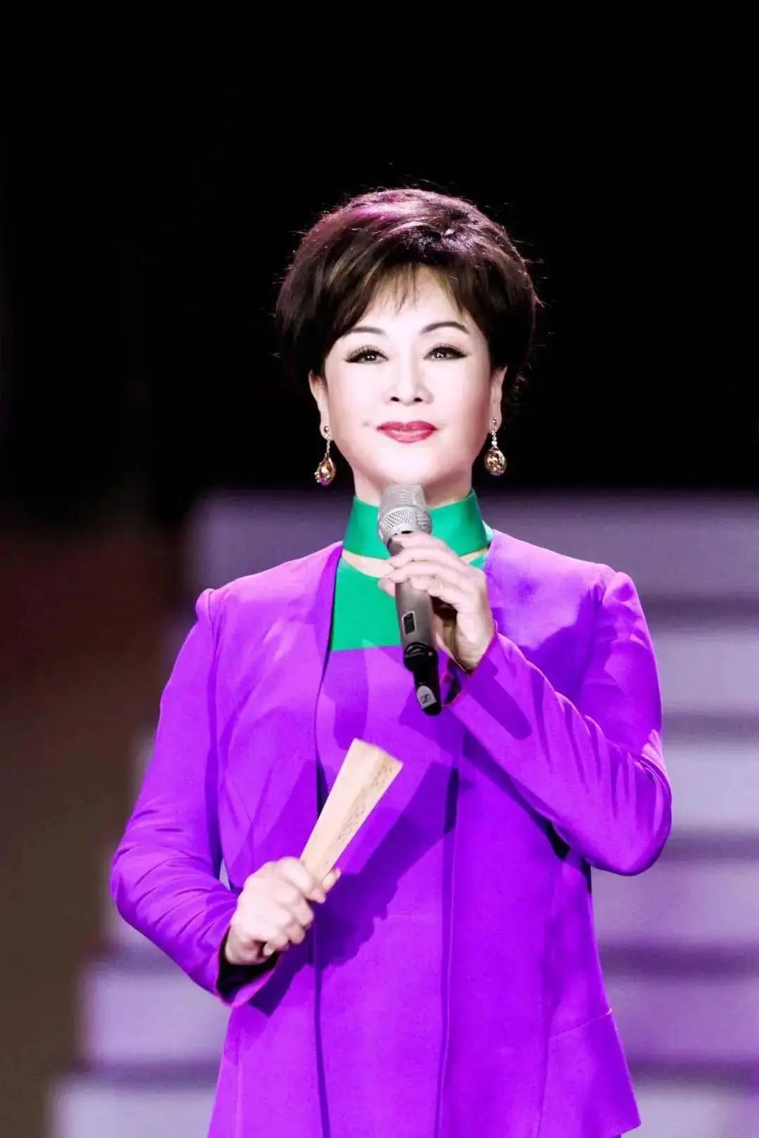 李谷一和邓丽君谁更出名都很出名，各有千秋。一个是祖国大陆的著名歌唱家，一个是宝岛