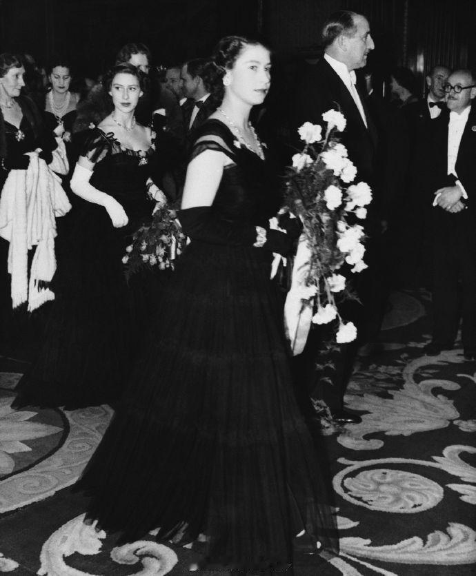 分享一张老照片

1952年时的英女王伊丽莎白二世和玛格丽特公主，大概还在为父亲