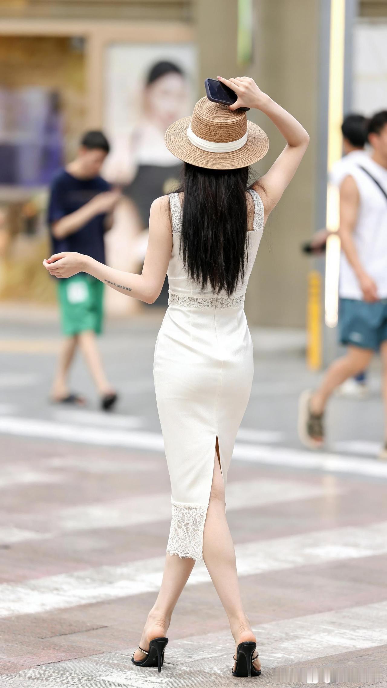 都市时尚穿搭指南：优雅白色蕾丝裙+草编帽，尽显女性魅力！