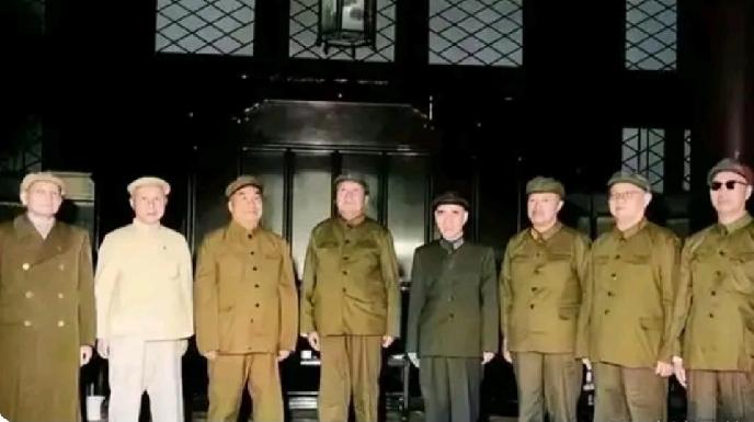 这是第一代中央领导集体合影。
     你能从左至右分别说出他们的名字吗？