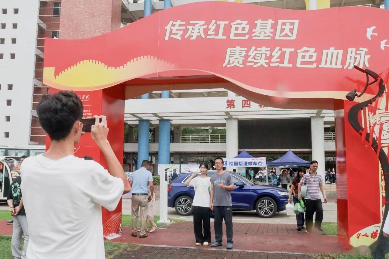 【“艺术浸润”上好“思政第一课”，岭南师院“温暖”迎新】“我和我的祖国，一刻也不