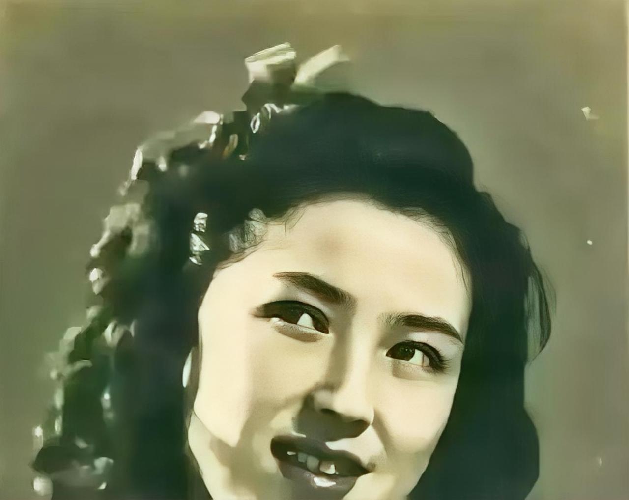 1965年，杜月笙的四姨太姚玉兰在外打牌时，顿感全身燥热，坐立难安，一时间她的心