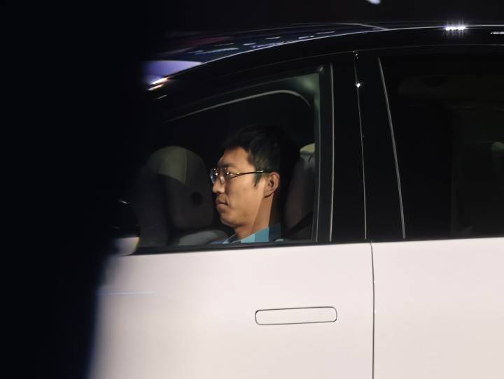 一拨回忆杀，2018年开着理想ONE上台的，和今天开着理想i8上台的，都是他也完