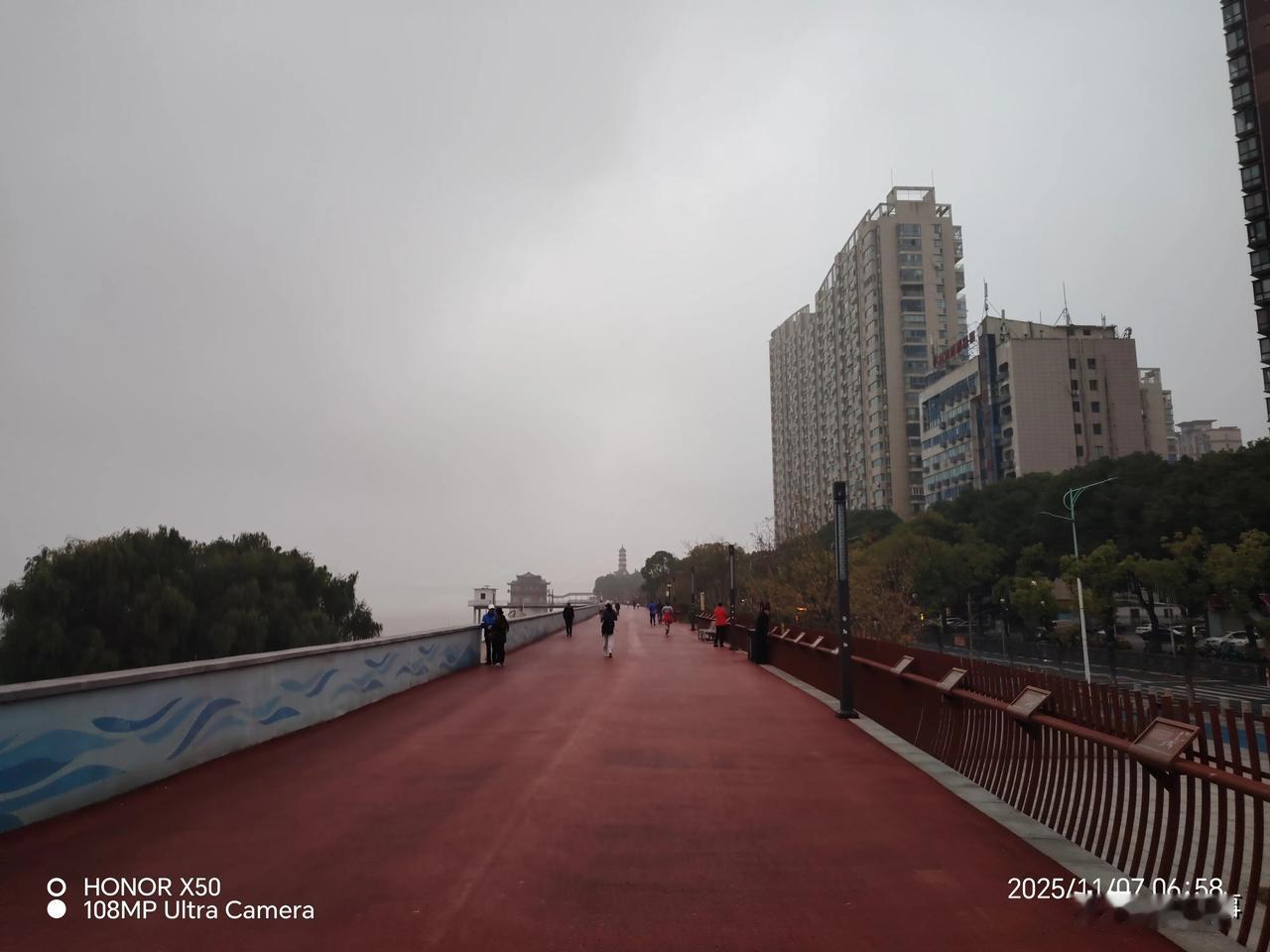 您是否喜欢晨练呢？每天坚持长江岸边晨练