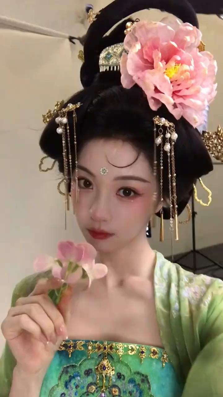 笑发财了，难怪都说这是古偶最难猜对女主的一集。鹤男和胡意旋站在一块，完全是傻傻分