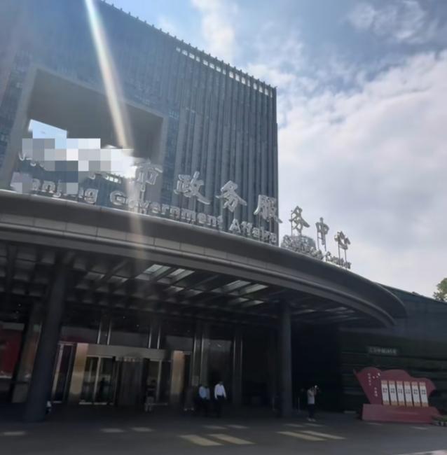 在各地市政务服务中心，增设补办退役军人优待证一站式服务窗口如何。
看到一些退役军