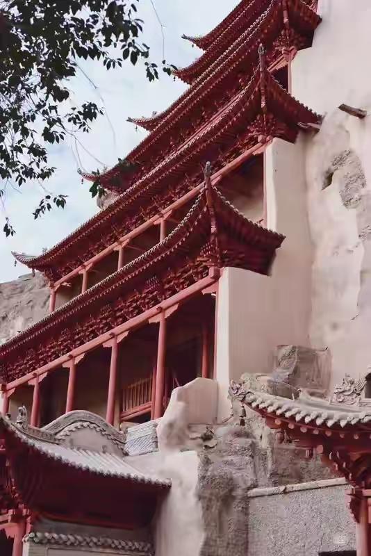 敦煌距兰州1097公里？吞吐量超200万？如何边陲成网红？

高铁八个多小时，飞