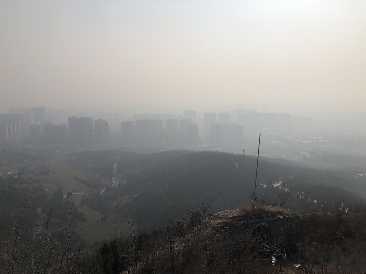 爬这山可把我累惨了，腿肚子都打颤，每走一步都想歇会儿。
台阶陡得很，好几次都想掉