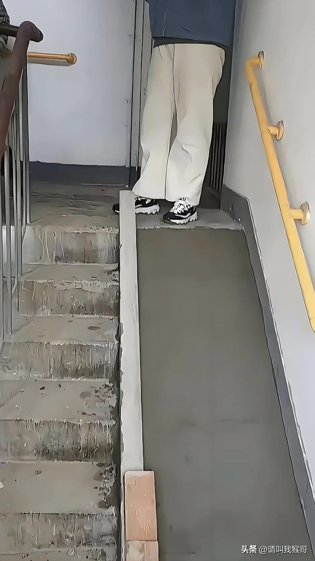 一网友发视频称，自家住三楼，某天回去的时候发现住四楼的邻居居然把楼梯间的另一半改