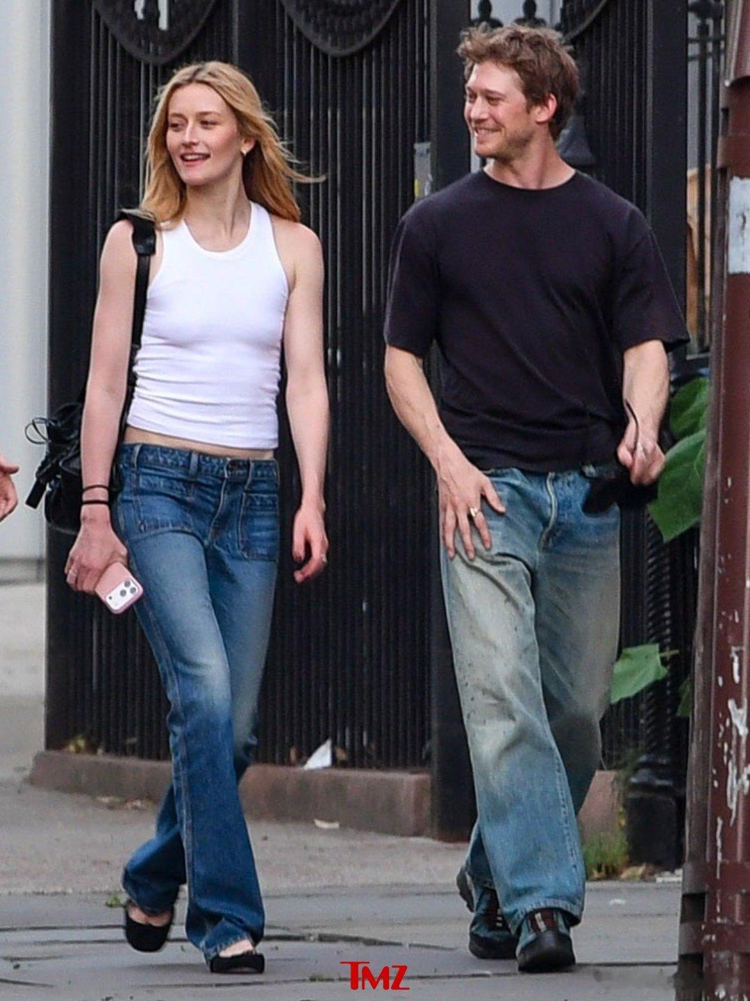 Joe Alwyn 与 Sarah Pidgeon 约会时全程笑容满面，而此时距