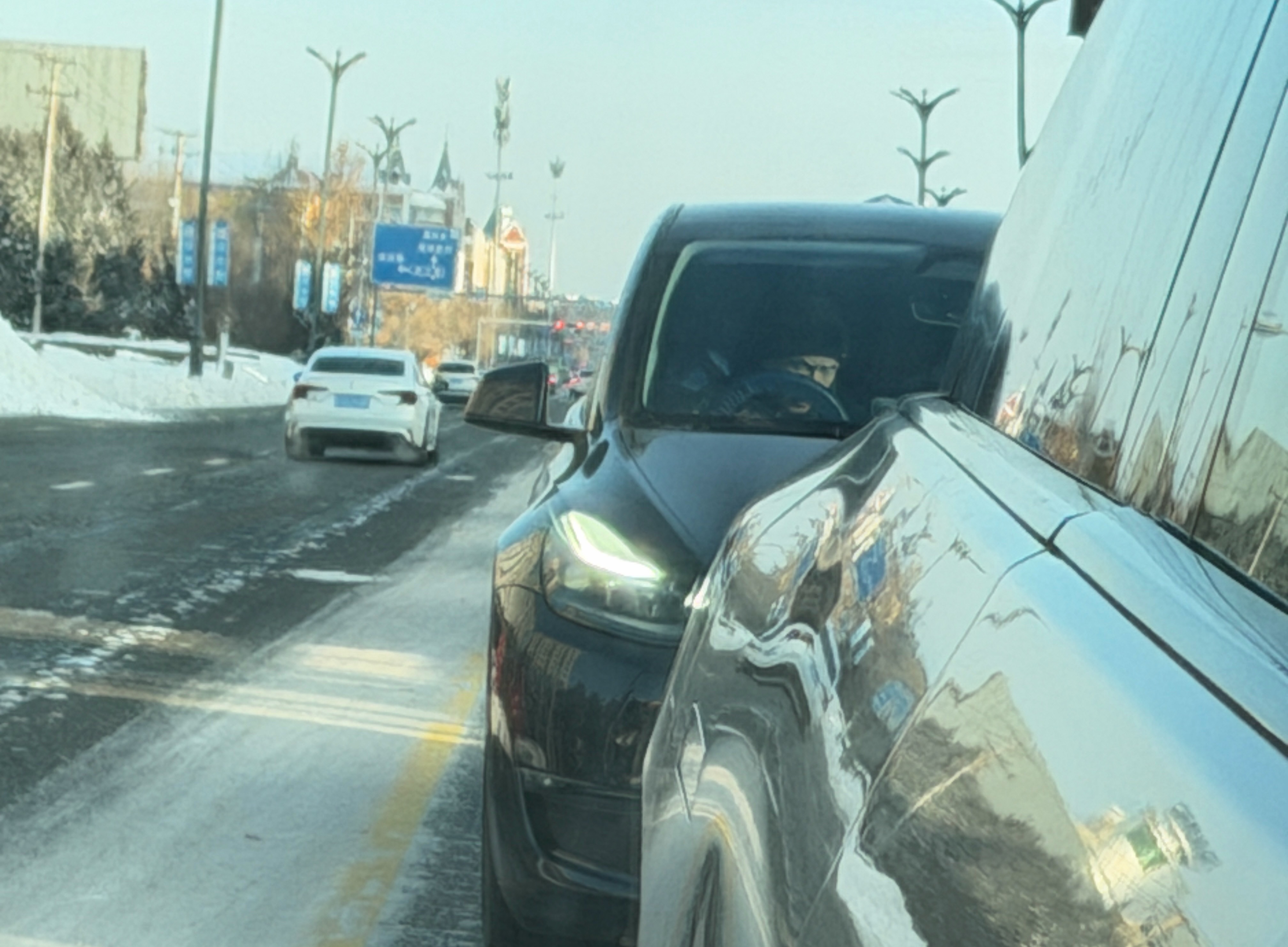 黑河这个地方遍地都是蓝牌，鲜有的绿牌凑近一看也多是厂家的测试车。 