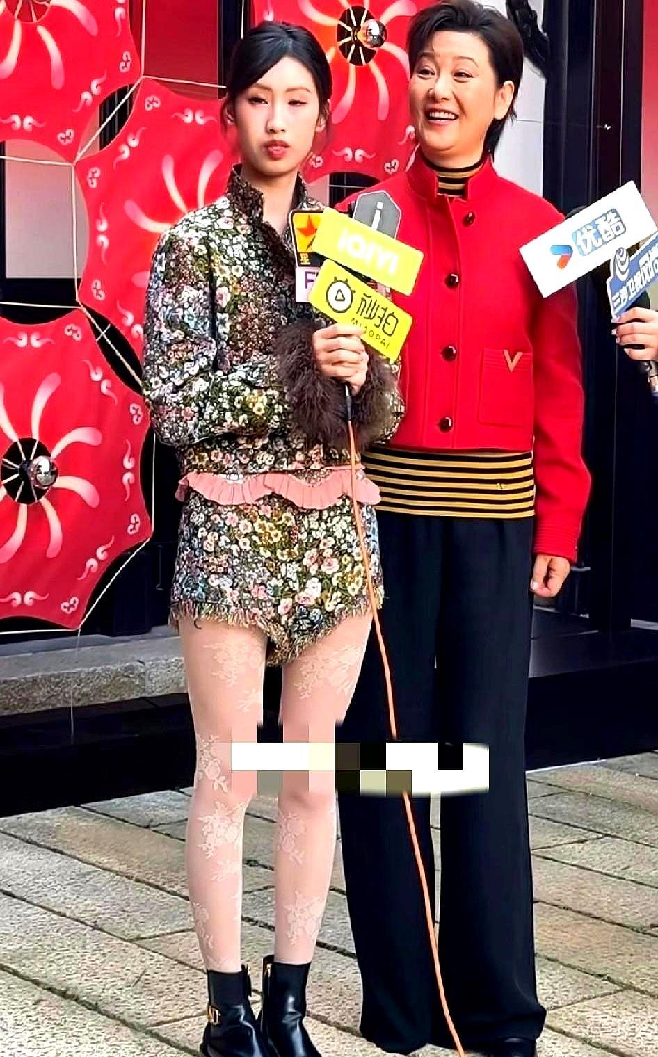 一张照片炸锅：裤子垮到脚踝，像把纸尿裤套腿上。网友骂得狠，说丑到灵魂出窍。真火点