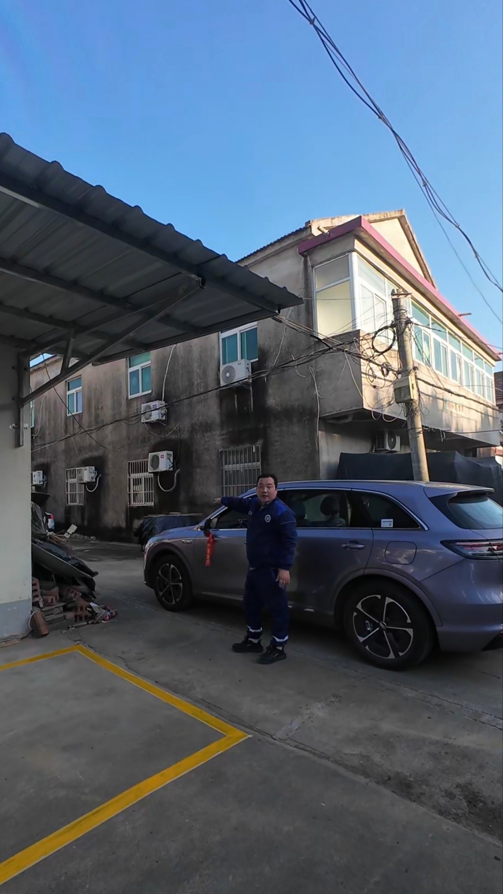 新手停车难售后驱车50分钟上门画线这话题挺有意思，原来是鸿蒙智行的服务又引发大家