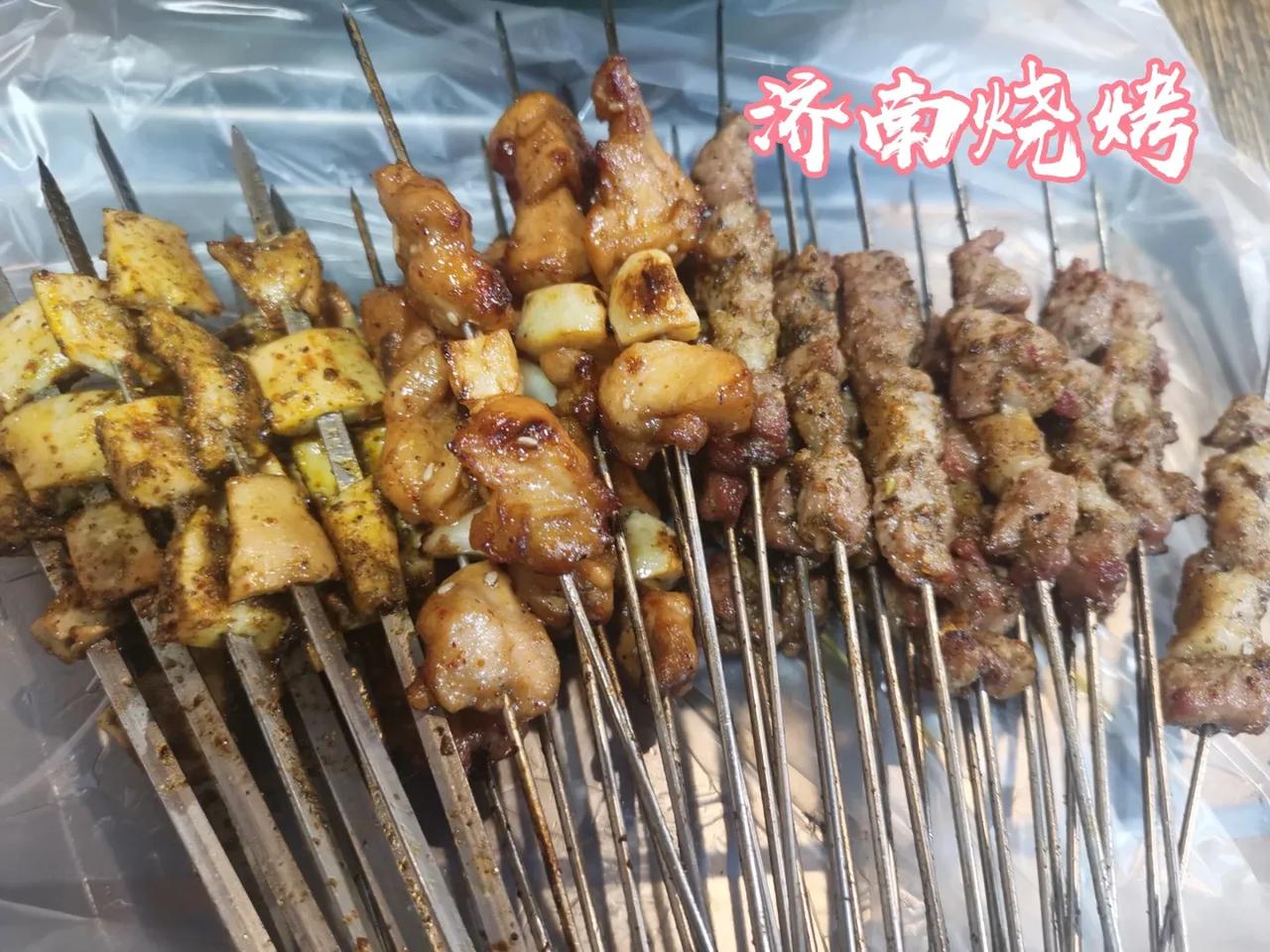 济南小烧烤还是很便宜滴
40串80块钱感觉还行，羊肉串20板筋10蒜瓣肉10
以