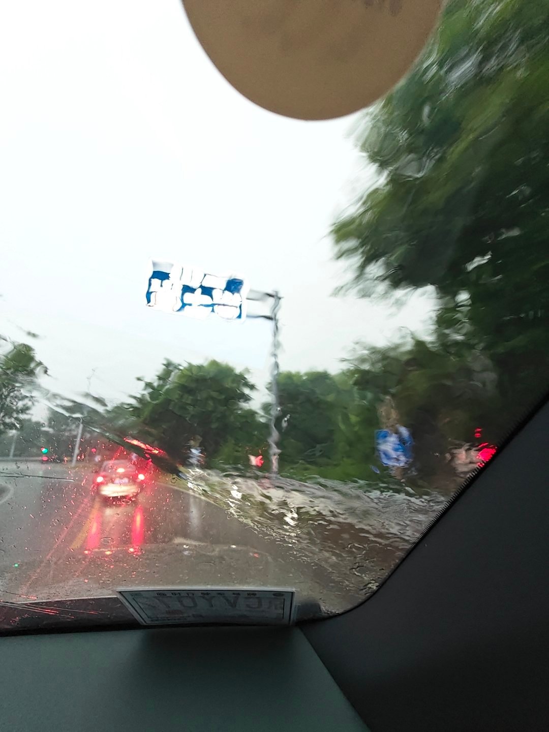 本来找了个山路，想给大家拍一下livis主动悬架跑山有多离谱，结果这天气比悬架还
