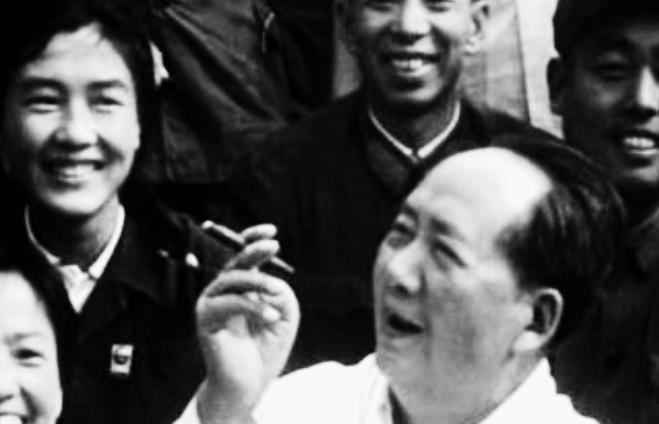 毛主席确实烟瘾重，重到什么程度？毛主席晚年患上了肺病，医生劝他戒烟，但始终没有戒