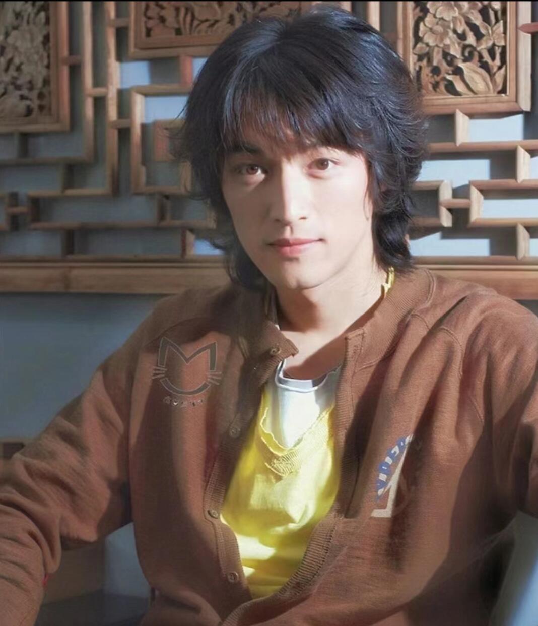 胡歌高中长这样 不多人追才怪我天哪，好一个花美男降世，这要在我高中，课都不能好好