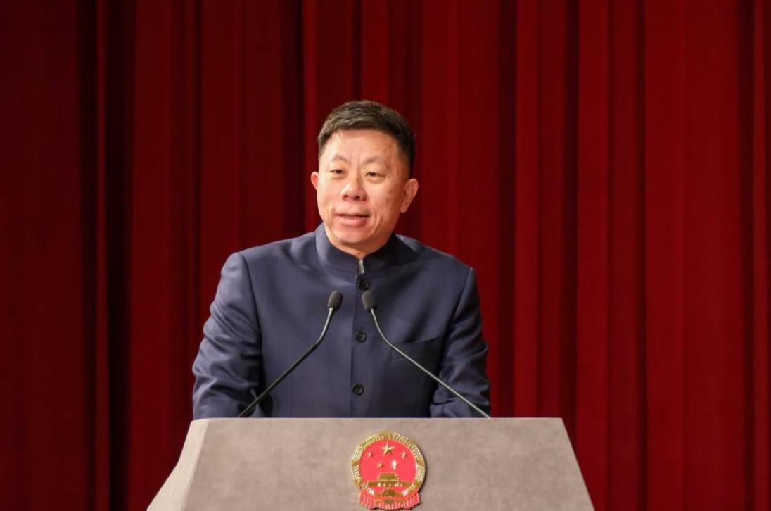 菲律宾防长带兵查扣70名中国工人，无视其国内放人裁决。
 
中国驻菲外交官罕见用
