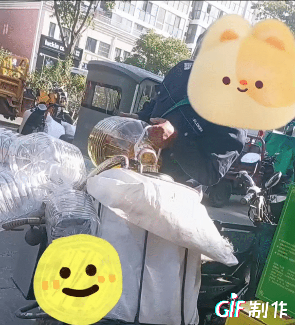 这就是走街串巷卖“自家榨的”油，不要相信便宜又好的油能让你买到，有些老人就觉得自