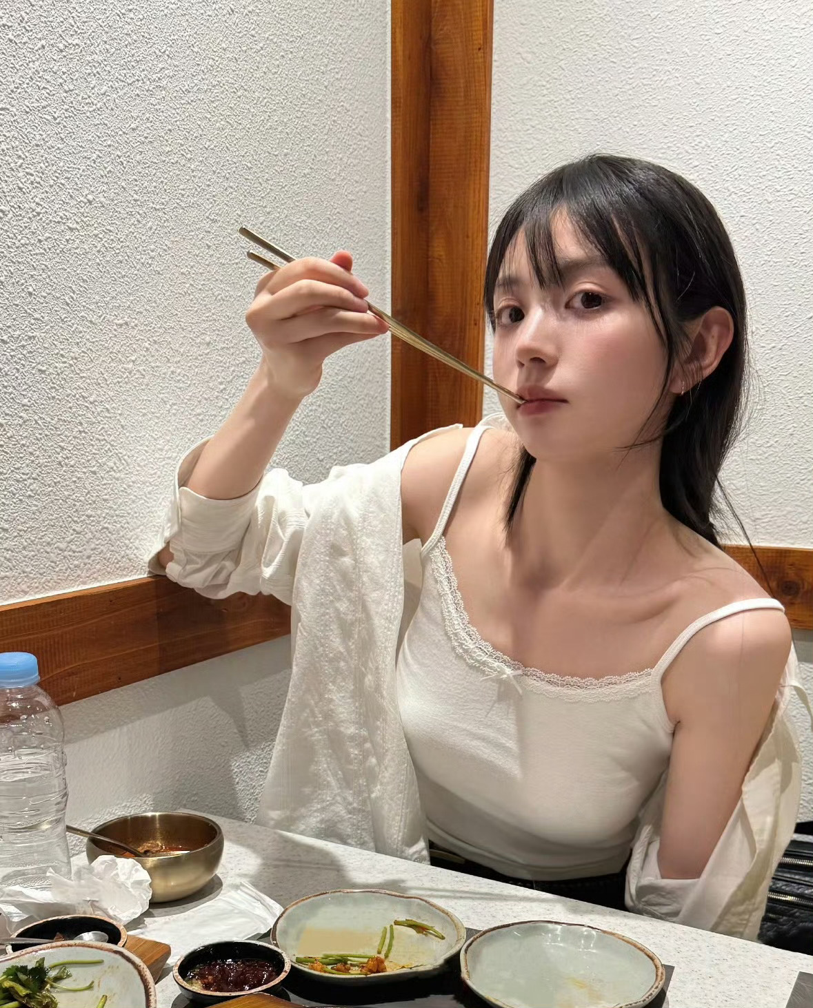 上海偶遇田曦薇逛街幸运值拉满！逛街偶然碰到田曦薇，慢悠悠挑选好物自在惬意。没有刻