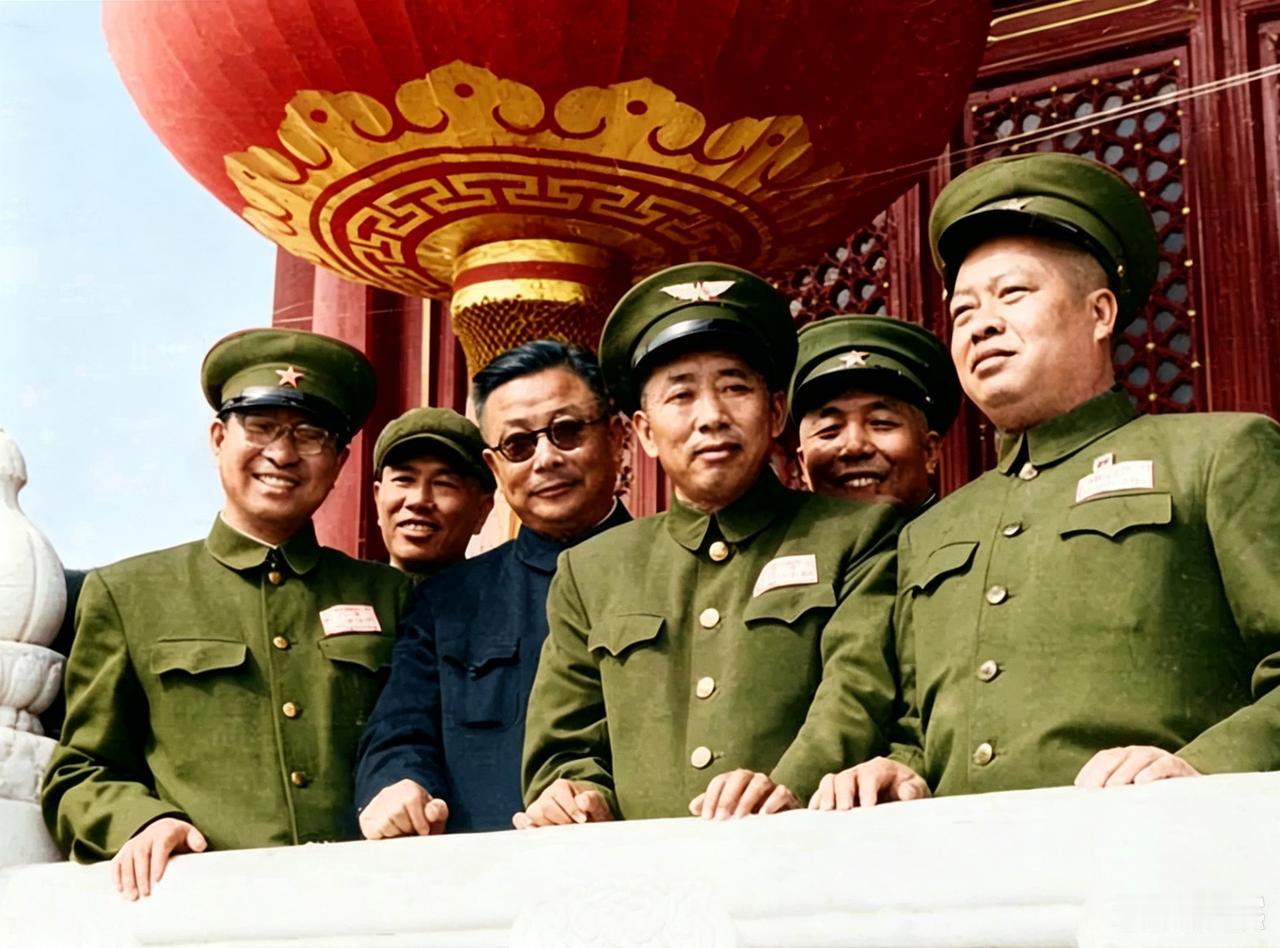 1950年代，天安门城楼上，
六位将军合影。
那时还没有授衔，
看不出他们的职务