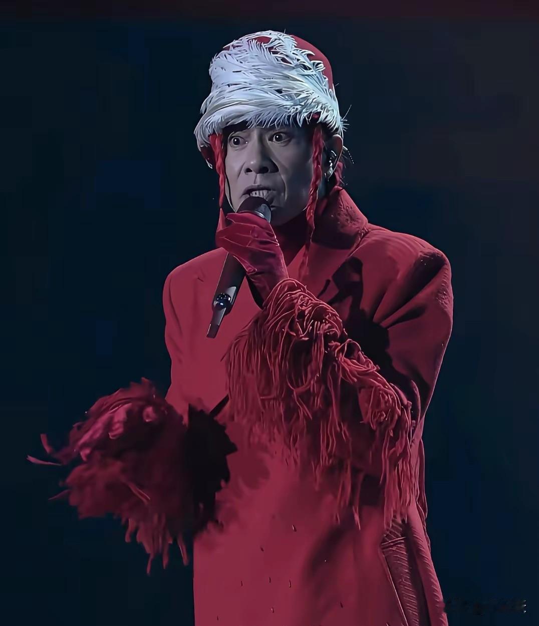 妈呀，陈小春演唱会离场，直接钻大黑箱子里被推走了，不知道的还以为是护送传国玉玺呢