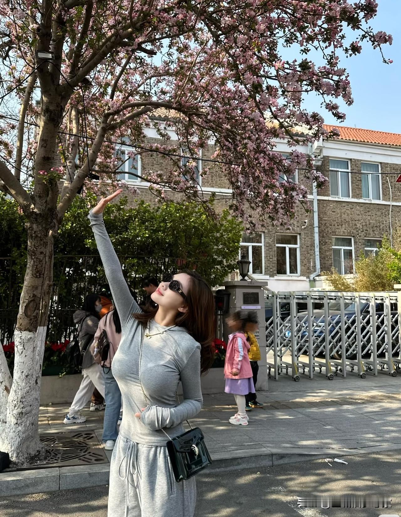 91年的她
靠自己买了房
一点点把房子装成喜欢的样子
 
父母已经退休
日子安稳