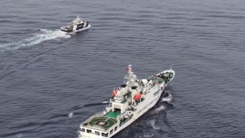 7月24日早上，黄岩岛附近海面突然热闹起来，菲律宾派出七艘公务船和三艘海警舰，加