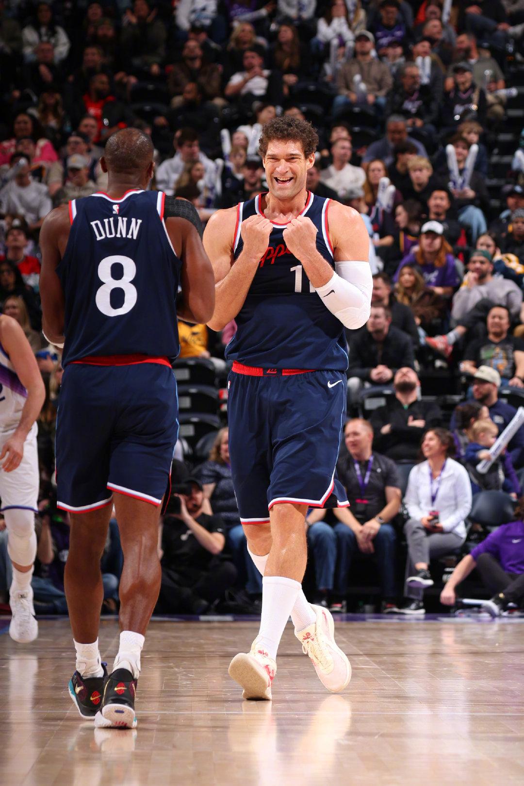 今天的大洛有点“老夫聊发少年狂”的感觉。上场打了20多分钟，得到了快船替补最高的