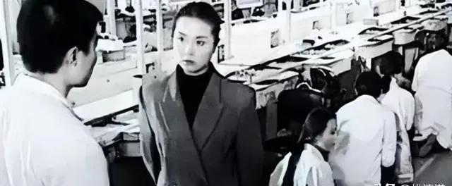 1995年3月，珠海市一家工厂内，一位韩国女老板趾高气昂站在台上，不停地辱骂着中