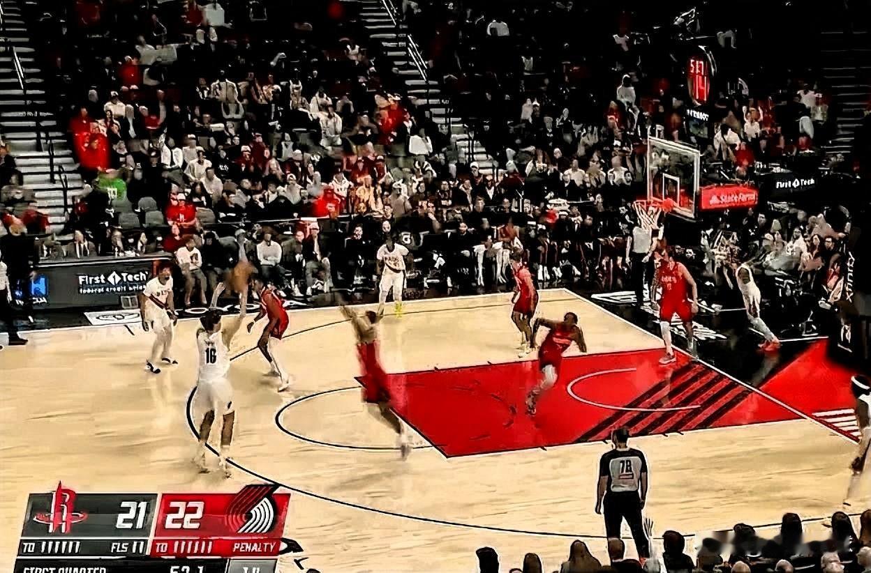 杨瀚森终于打出自己的特点！

在今日开拓者对阵火箭的第一节比赛中，杨瀚森弧顶接球