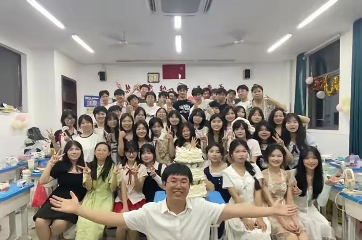 不服不行！湖南永州，一00后老师带的班成绩倒数、纪律松散。没有家长抱希望，学生自