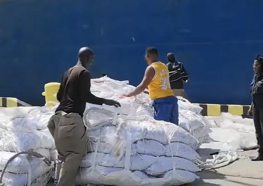 咱们国家援助古巴大米到达目的地哈瓦那，15600吨大米可以帮助古巴人民解决粮食危