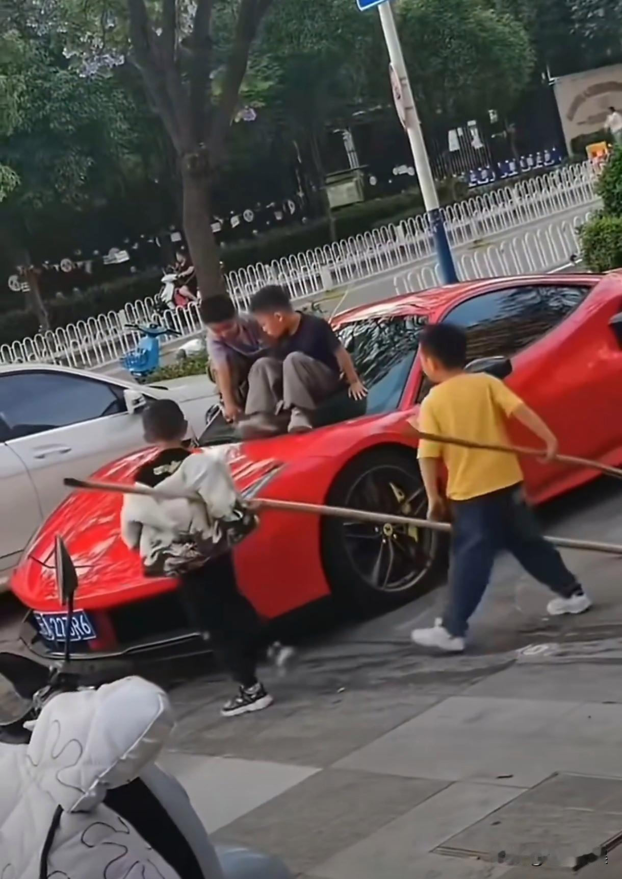 云南昆明这几个熊孩子的行为已经够让人感觉到生气了。
没想到他们的父母的做法更让人