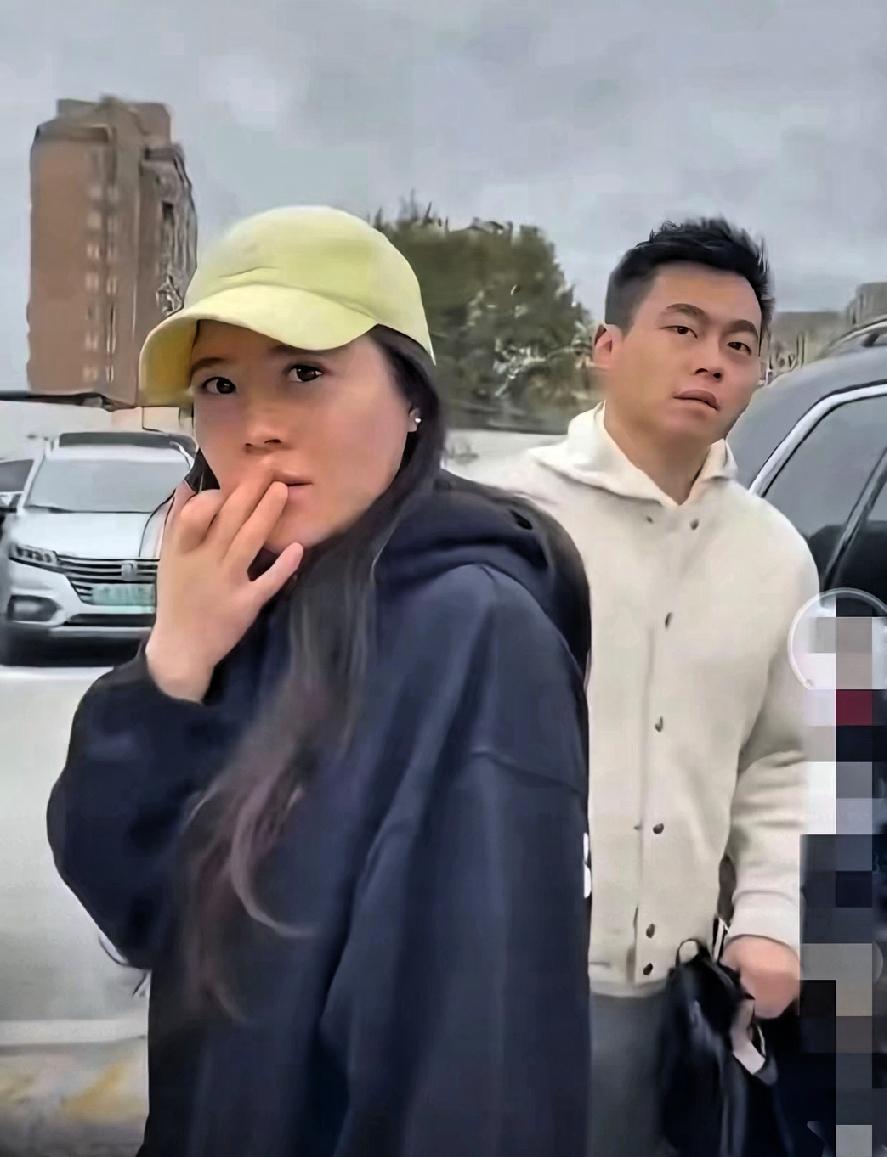 这下好了
现在全网最慌的人绝对是这个男的
因为他的顶头上司是原配的亲属！
当初靠