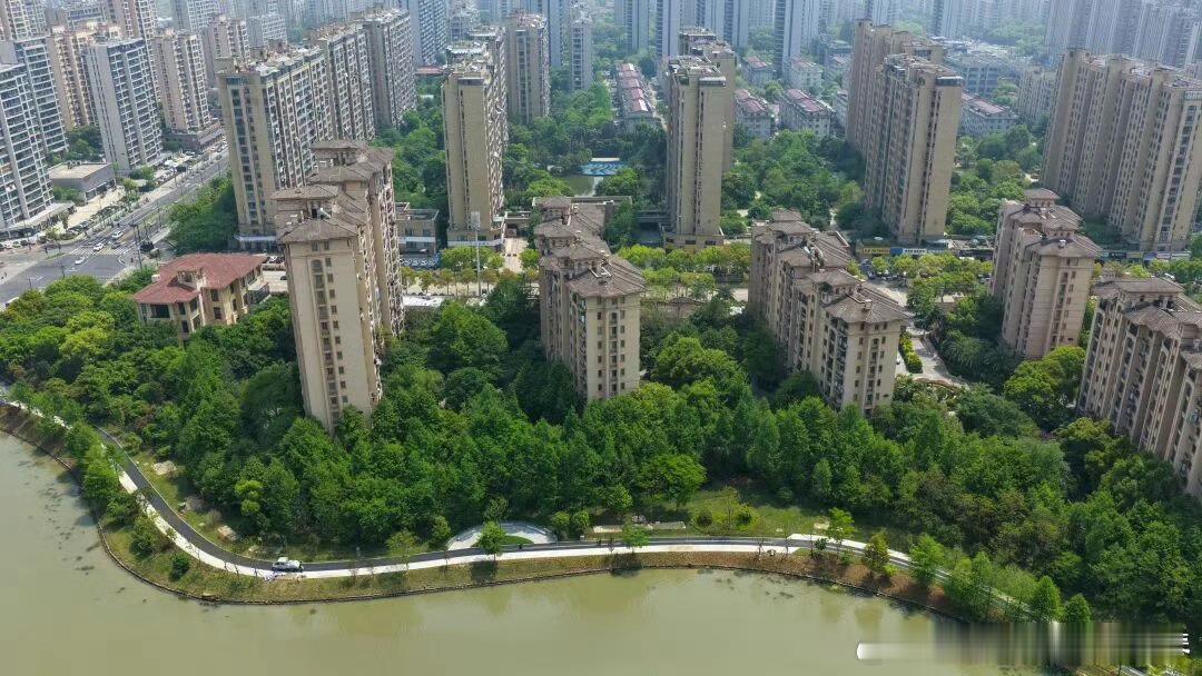 5公里滨水画廊串联起台州与自然水岸相依，步步皆景。五公里滨水风光廊道蜿蜒舒展，串
