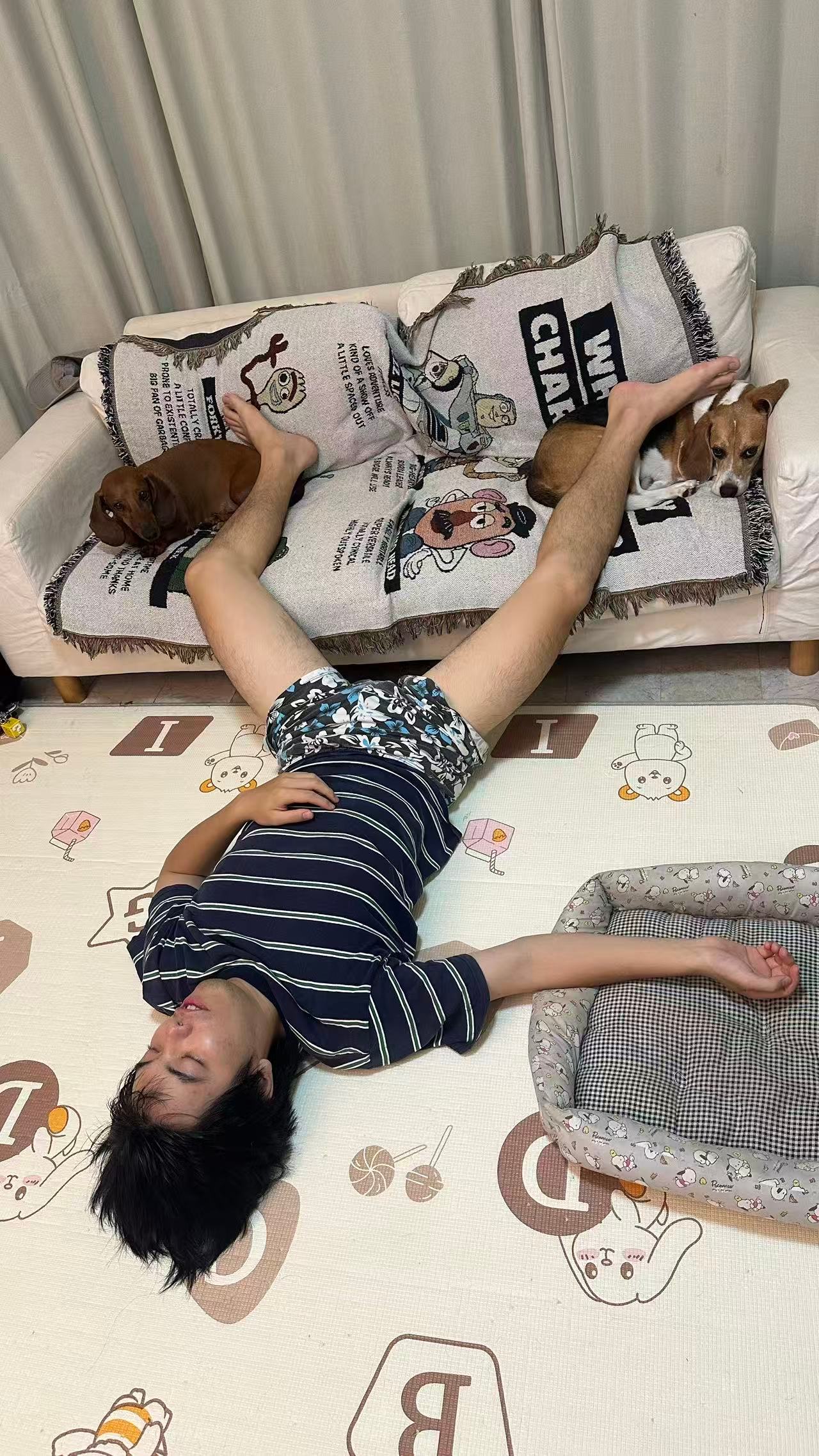 澳大利亚人左拥右抱 be like： 