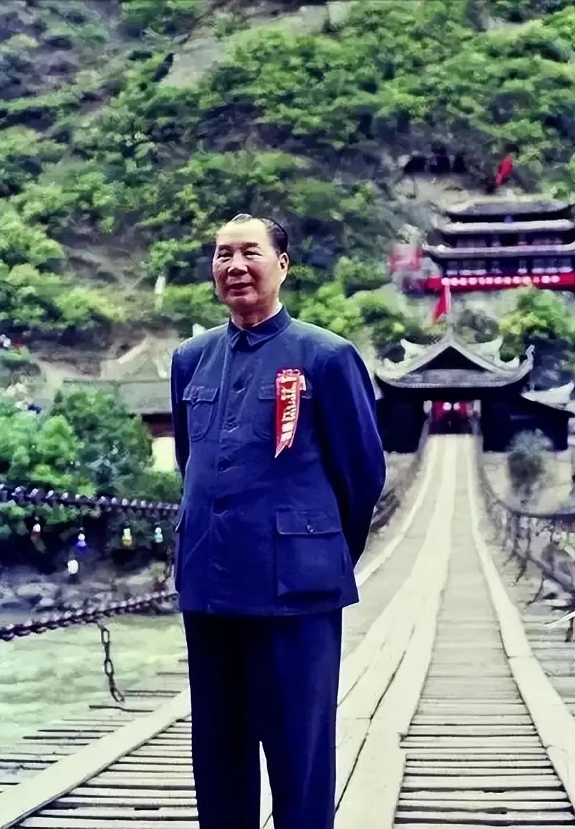 1986年，72岁的杨成武将军步履蹒跚地走上泸定桥。

此时将军再过泸定桥，已没