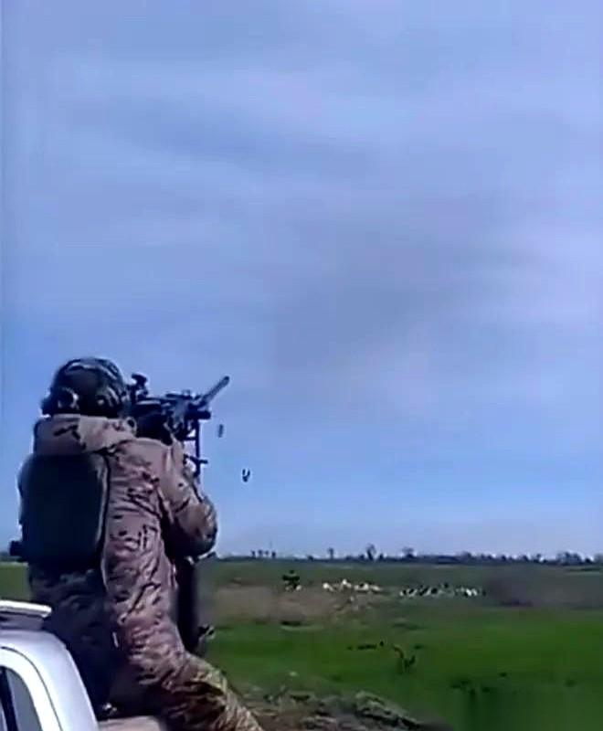 乌军现在有一种拼凑出来的机动防空部队，装备简直像个军事博物馆。
美制的M2HB重