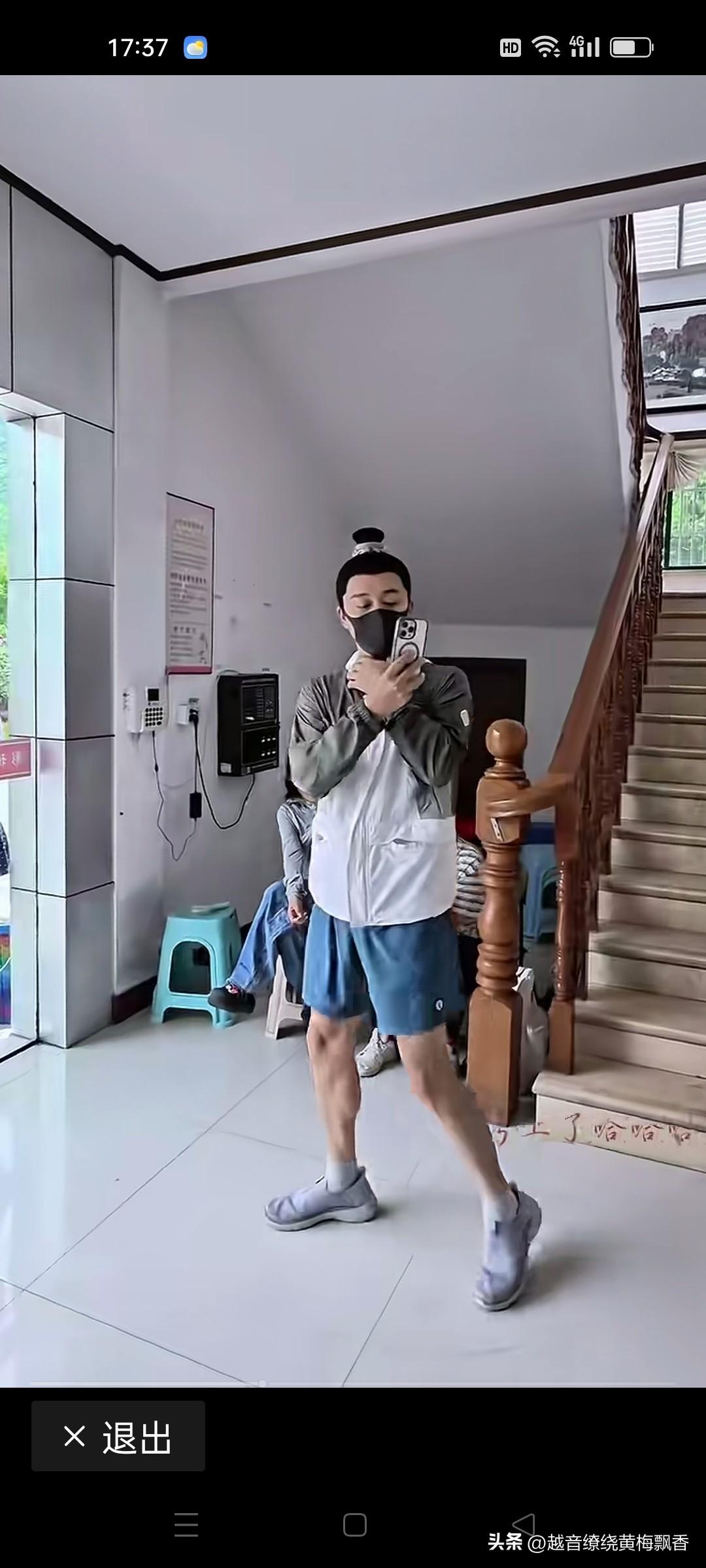 演员刘奕君走下楼梯，步出酒店，准备前去现场拍戏。楼梯下方和酒店门外早已站满了粉丝