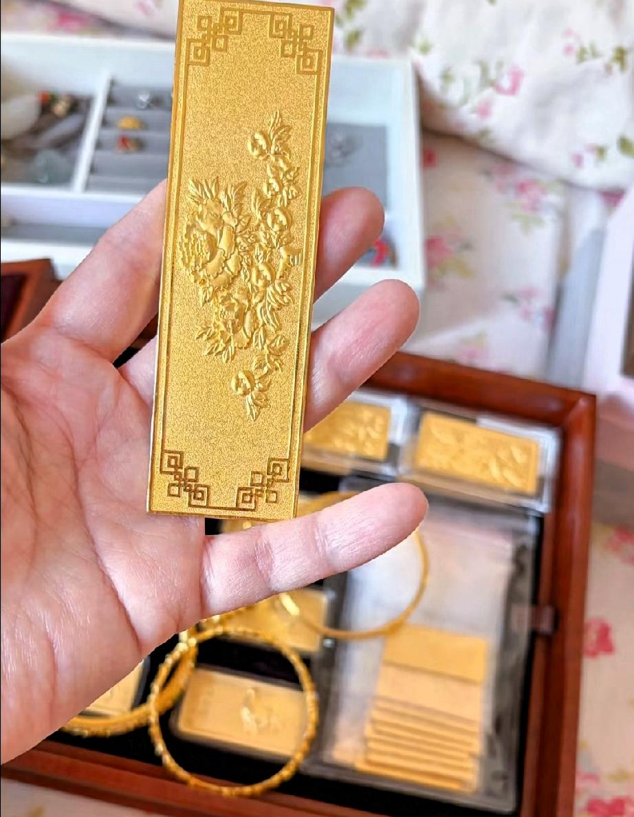 看了今晚的金价，
我感觉自己血压都飙升了，
7月16日，金价从880一克跌到了