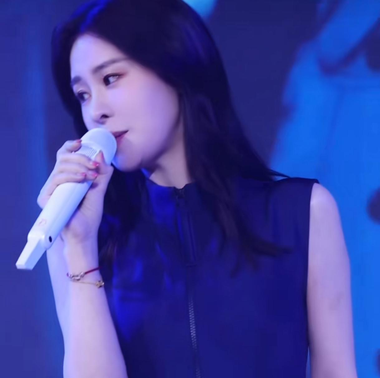 突袭庆功宴！张碧晨首唱原创OST 歌词戳中《骄阳似我》双向救赎
 
谁能想到20