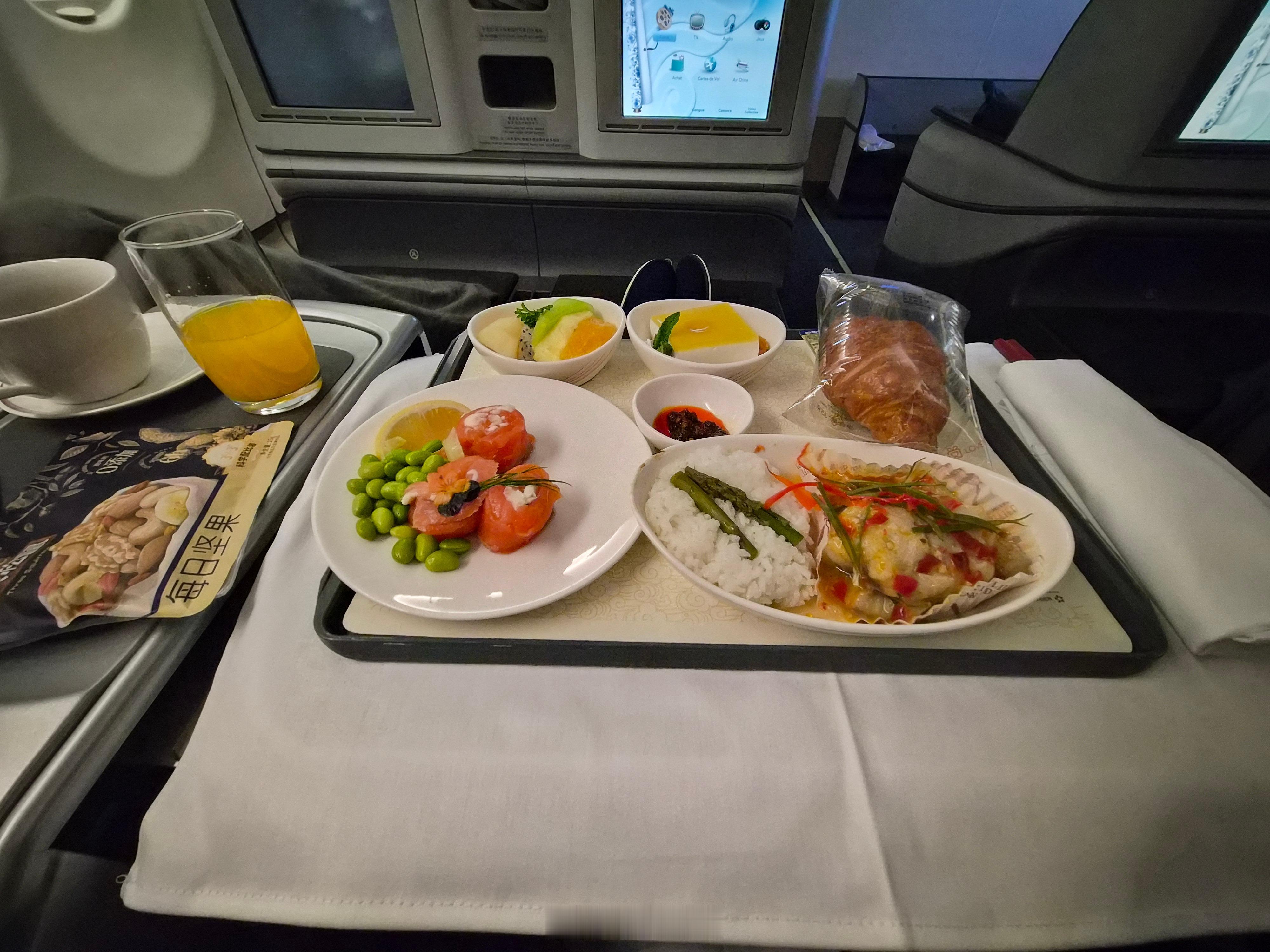 上海半日游连拍两车速战速决，早饭睡过了没吃，午饭拍摄没顾上，飞机上吃一口也算减肥