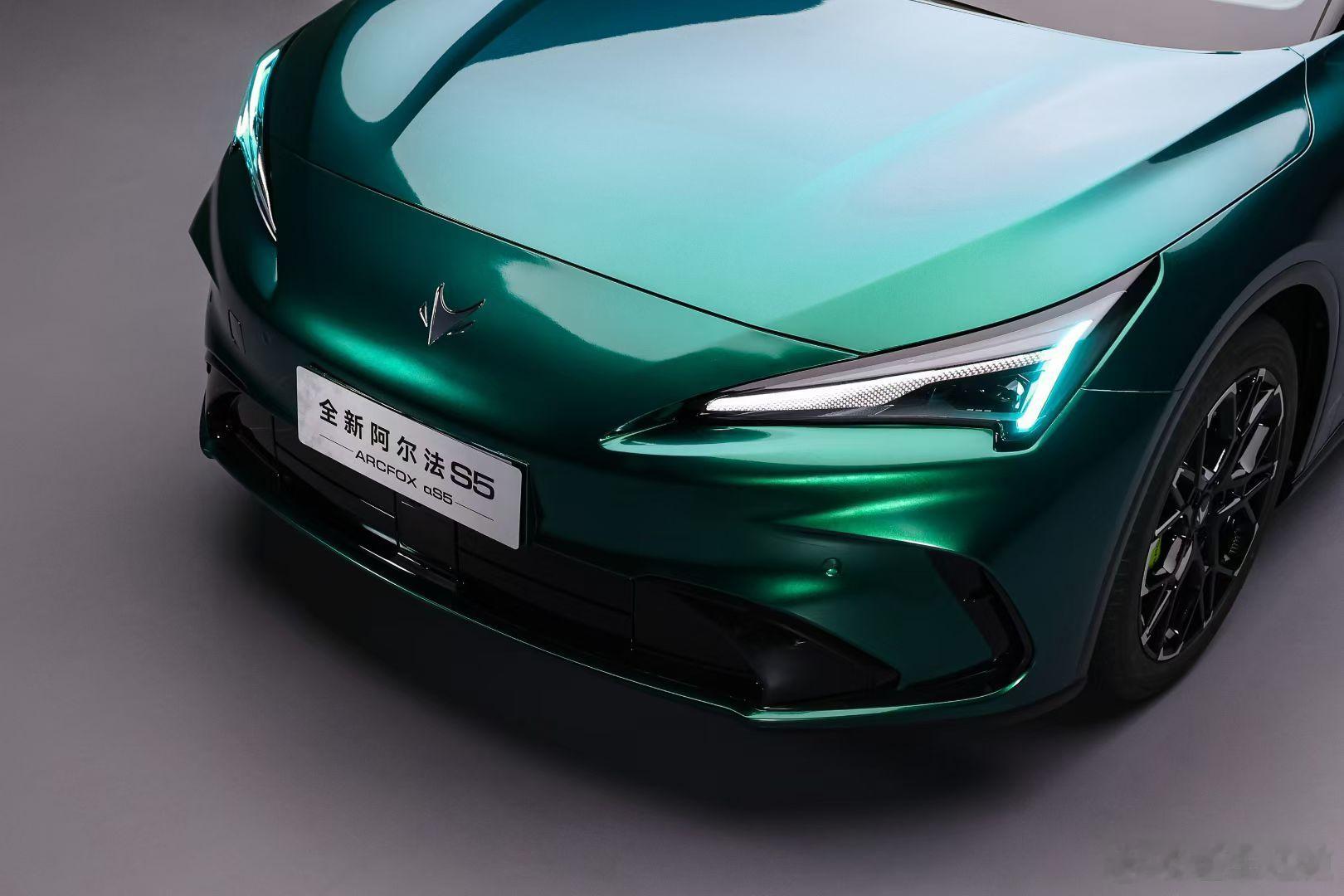 懂车之道讯 懂车之道快讯，极狐官方获悉，新款极狐阿尔法S5将于3月1日开启预售，