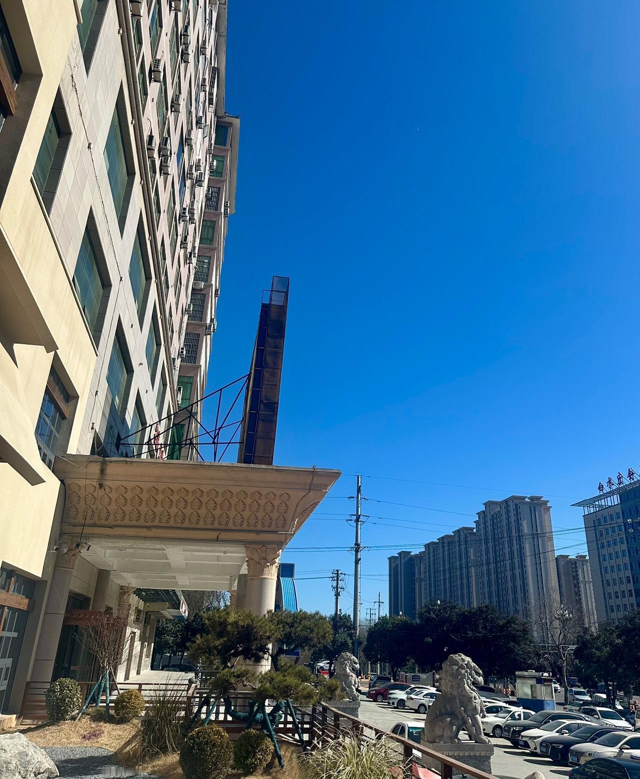 在县城工作和生活了几个月，发现一个现象：即使非常小、非常简单的事情，明明可以避人