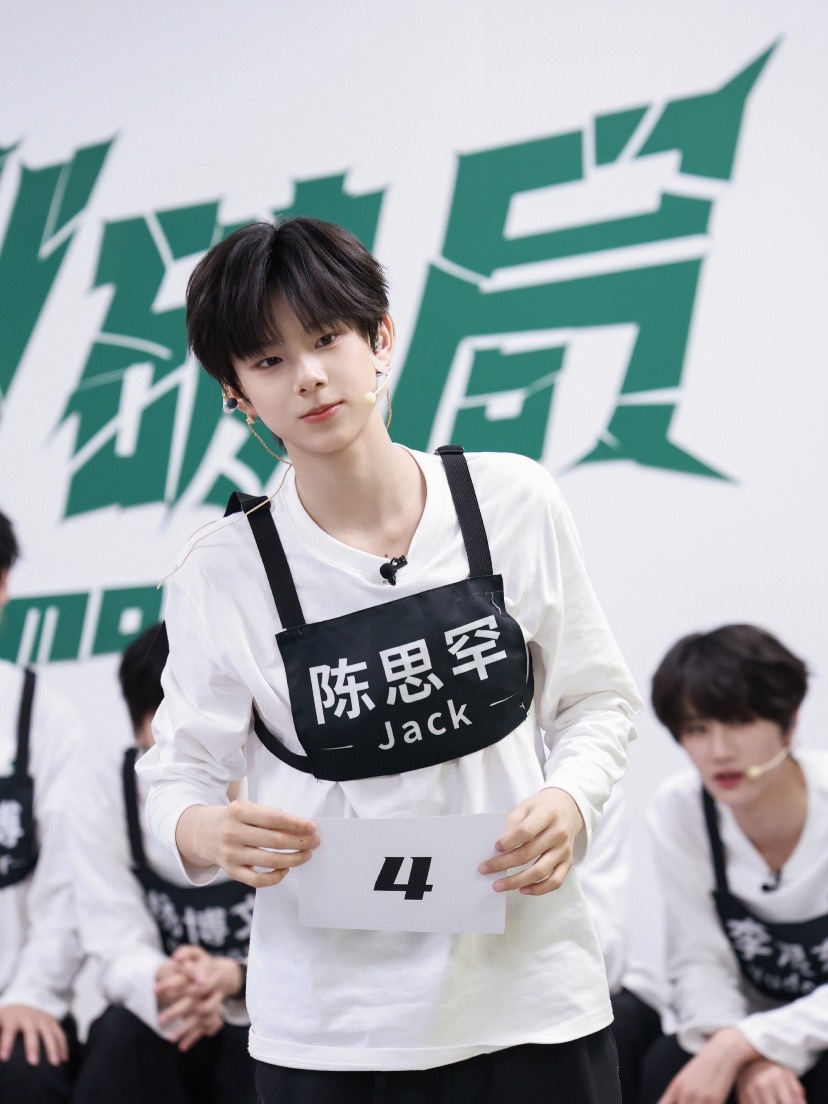突围2陈思罕被做局了所有人的耳返都贴了胶带固定，就他没有，耳返出问题没人帮忙，也