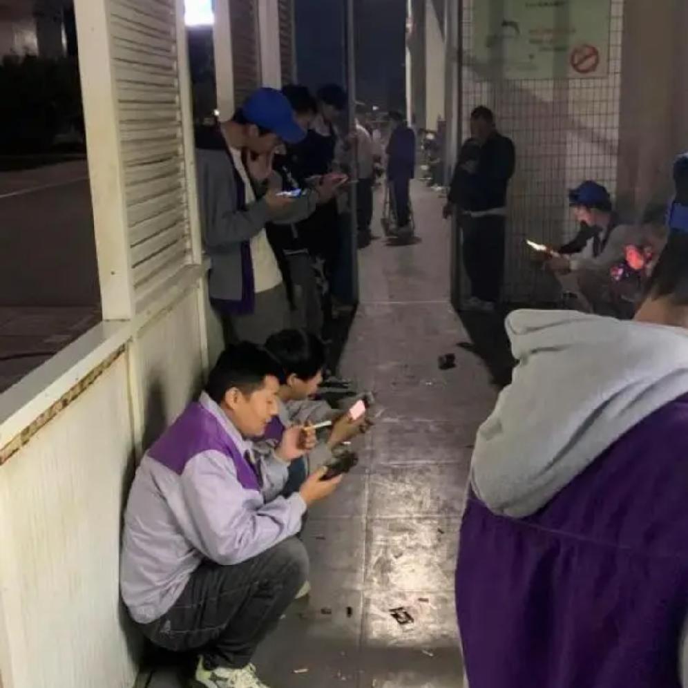 都说女人的寿命要长于男人，
但有些男人短命真的是活该！
在公交站坐着等车，
闻到
