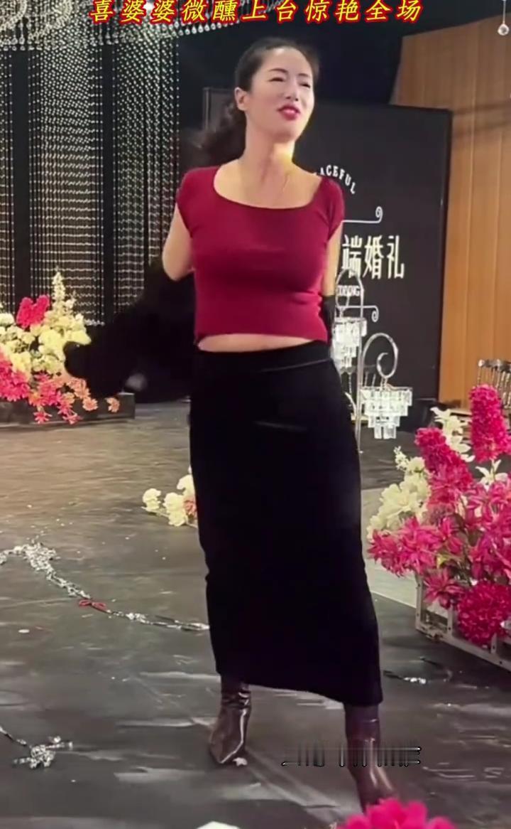喜婆婆微醺上台惊艳全场。
只想与你相依，我们的相遇，我们的欢喜，永远记心里。自从