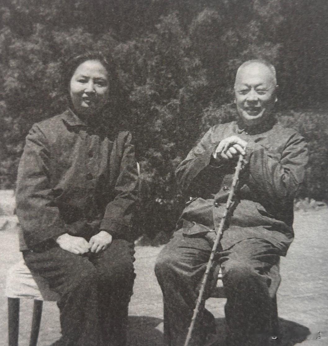 1971年5月2日，陈毅与张茜在家中合影。早在1940年2月，39岁的陈毅与18